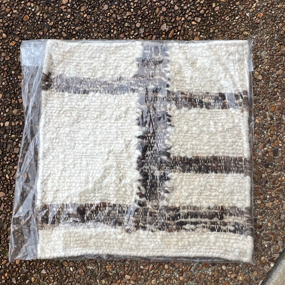 Awesome Brown & Cream Accent Rug Sample ~ Design Accents / Place Mats / Car Mats